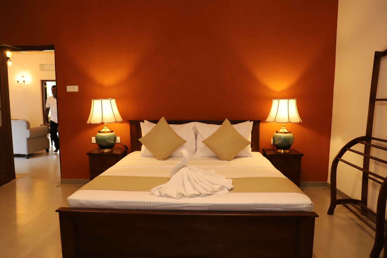 6 BEDROOM VILLA AHANGAMA