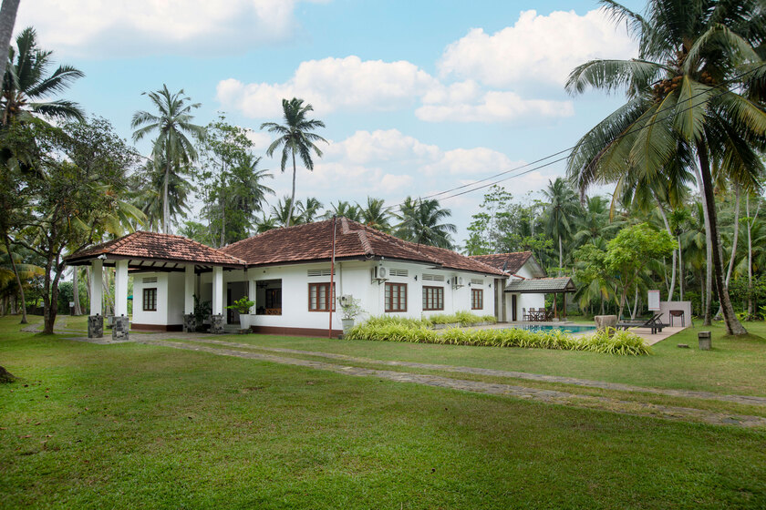 6 BEDROOM VILLA AHANGAMA
